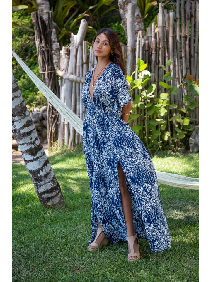 Azul marino de Fiji Vestido largo tipo kimono Amy para playa de verano de primera calidad en flor azul marino de Fiji de venta al por mayor en Faire1