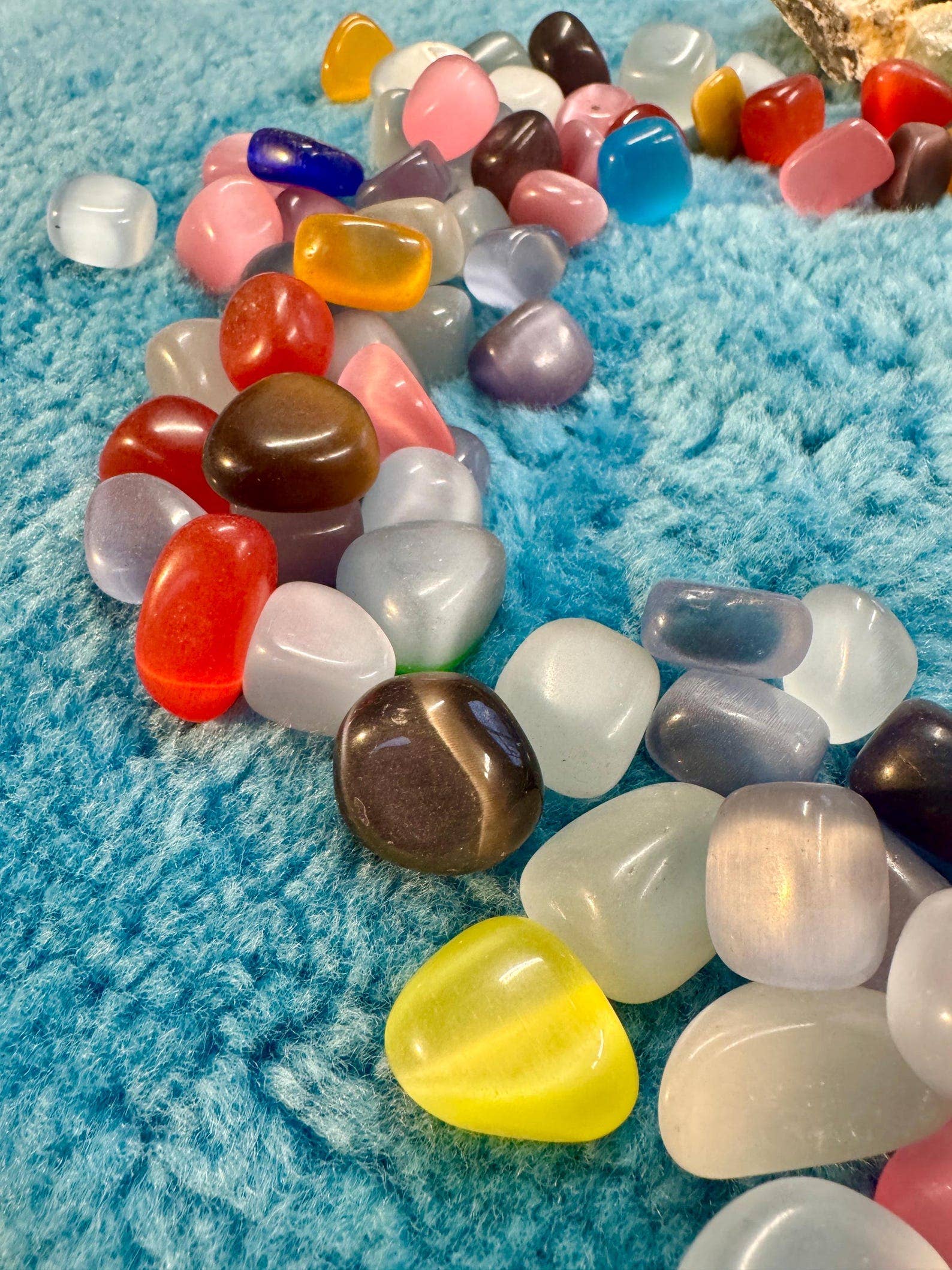 Elf Kendal Hippies – Engroshandel Spirituelle sten og krystaller – Katteøje tromlet 15-25mm sten af alf regnbue katteøje ædelstene2