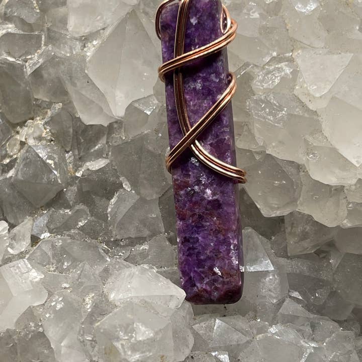 Pendentifs en bâton de lépidolite enroulés de cuivre pour la vente par Best South Gems