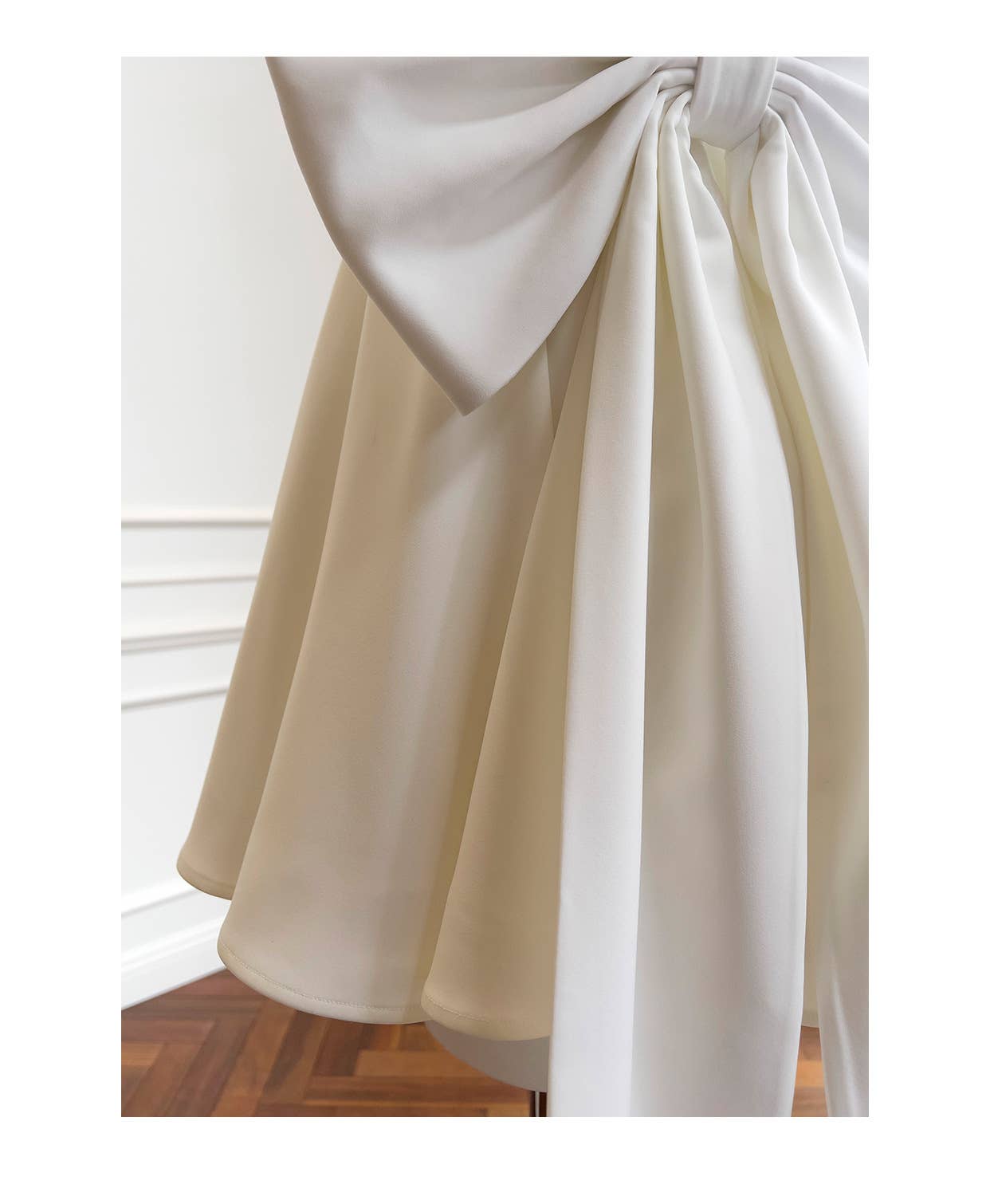 Amourique – Engroshandel Kjole - Dame – Amourique couture minikjole med elfenbensstor sløjfe6