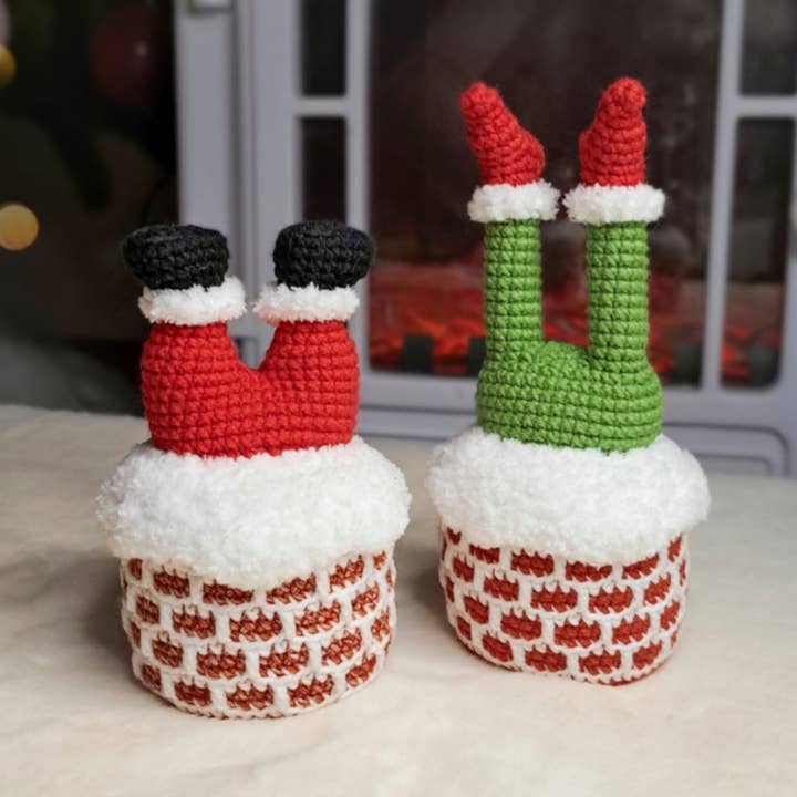 Père Noël au crochet dans une cheminée, elfe de Noël Amigurumi pour la vente par TOMOPOD LLC