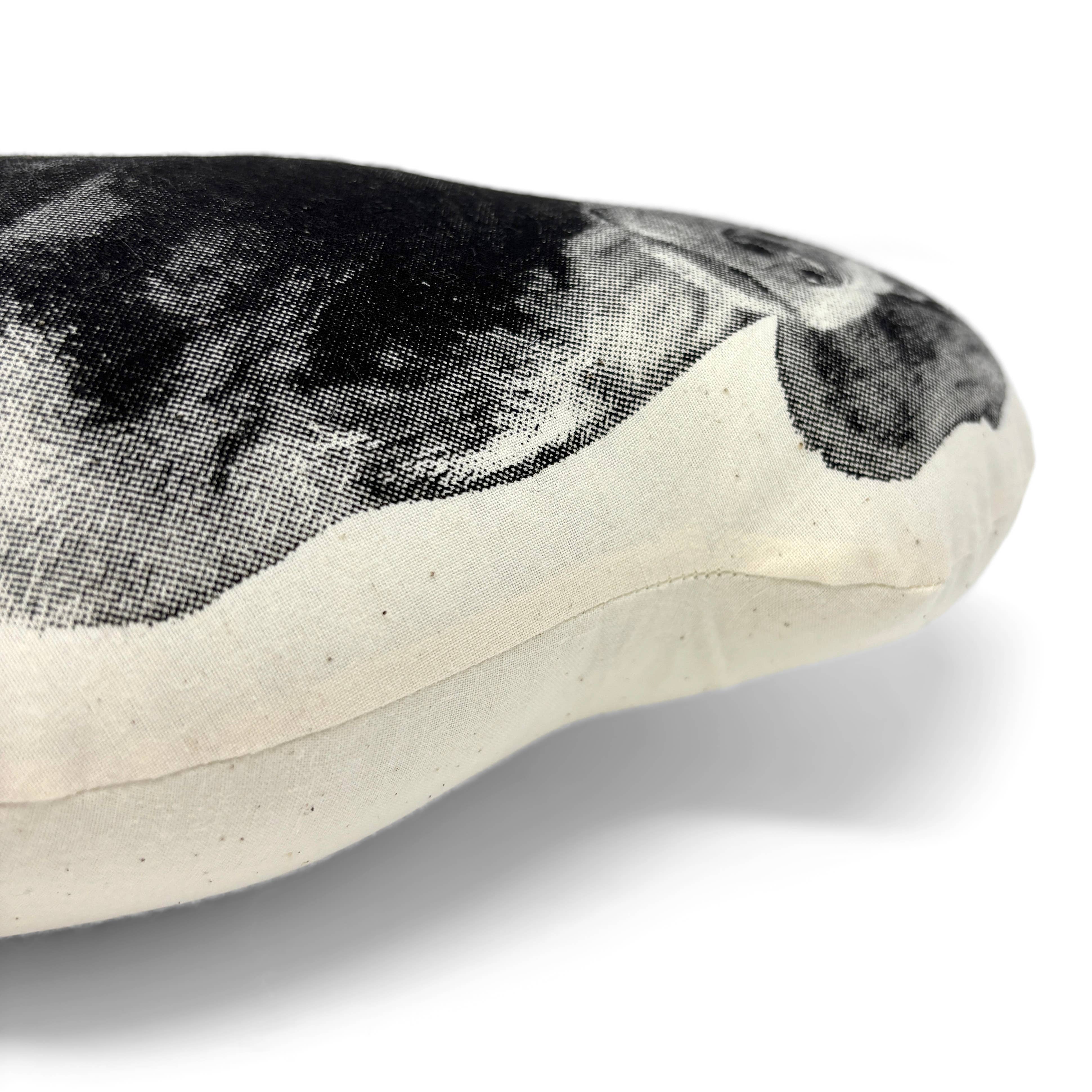 Broderpress – Großhandel Zierkissen – Dackel-Kissen mit Konturform, handbedruckt1