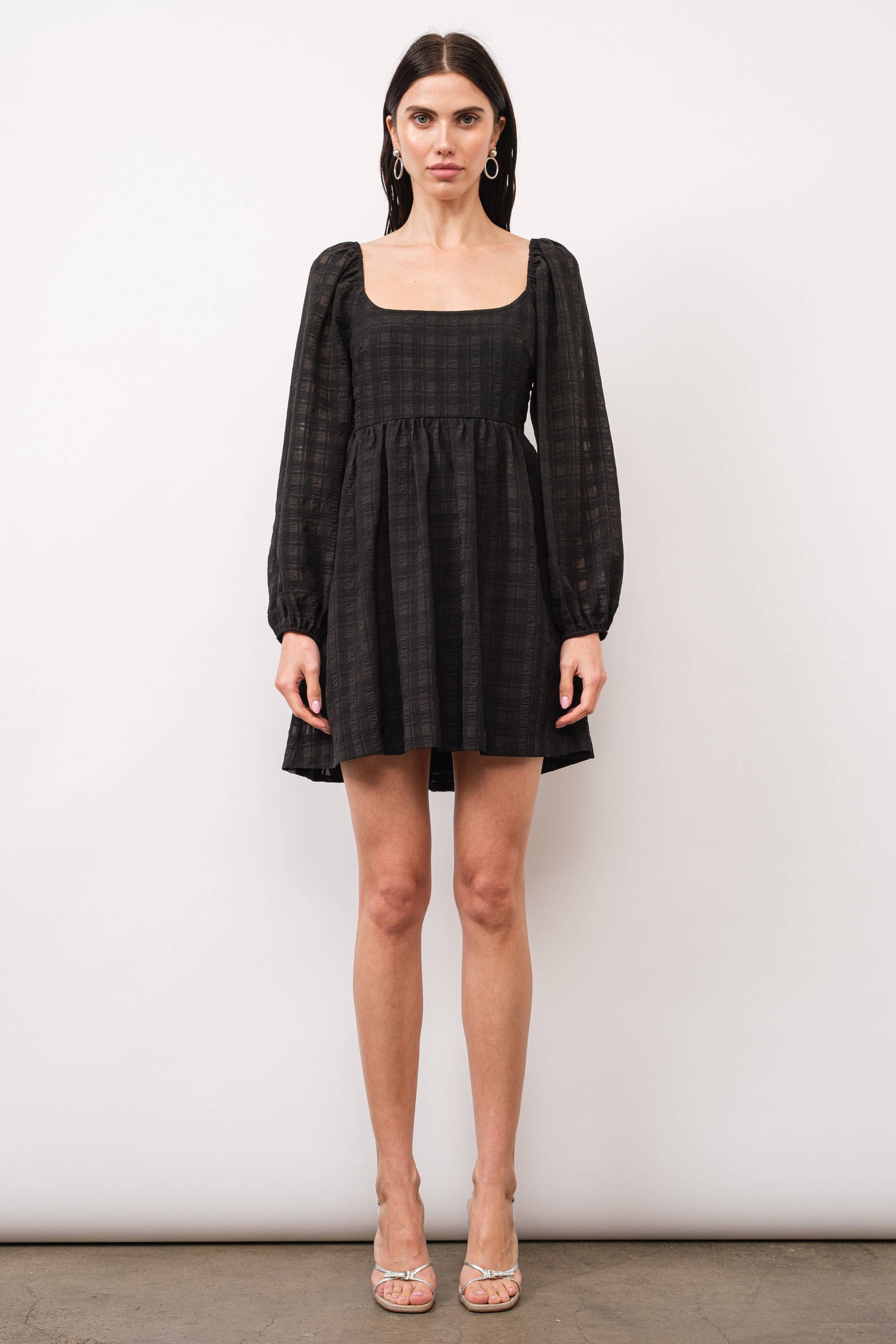 Noir Mini-robe Sonia à manches longues et dos ouvert pour bébé en vente sur Faire0