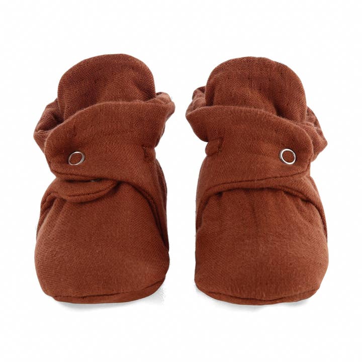 Mousseline babyslofjes van biologisch katoen, Stay On Booties voor pasgeborenen voor wholesale door Ella Bonna