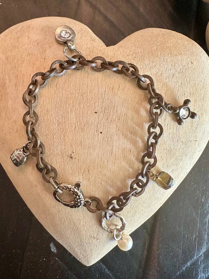 Charms på et armbånd med led. for engroshandel hos Satu Koru