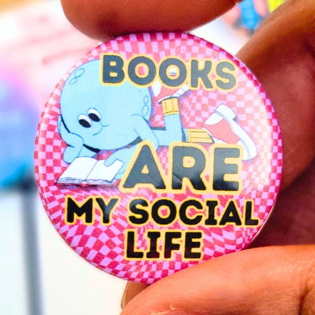 LES LIVRES SONT MA VIE SOCIALE BOUTON pour la vente par TEAM JEMINI DESIGNS