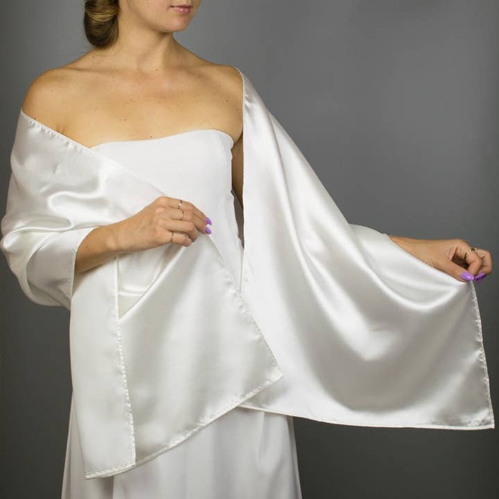 Elfenbensfarvet satinomslagssjal til brude-, aften- og gallabrug for engroshandel hos BridalSpain
