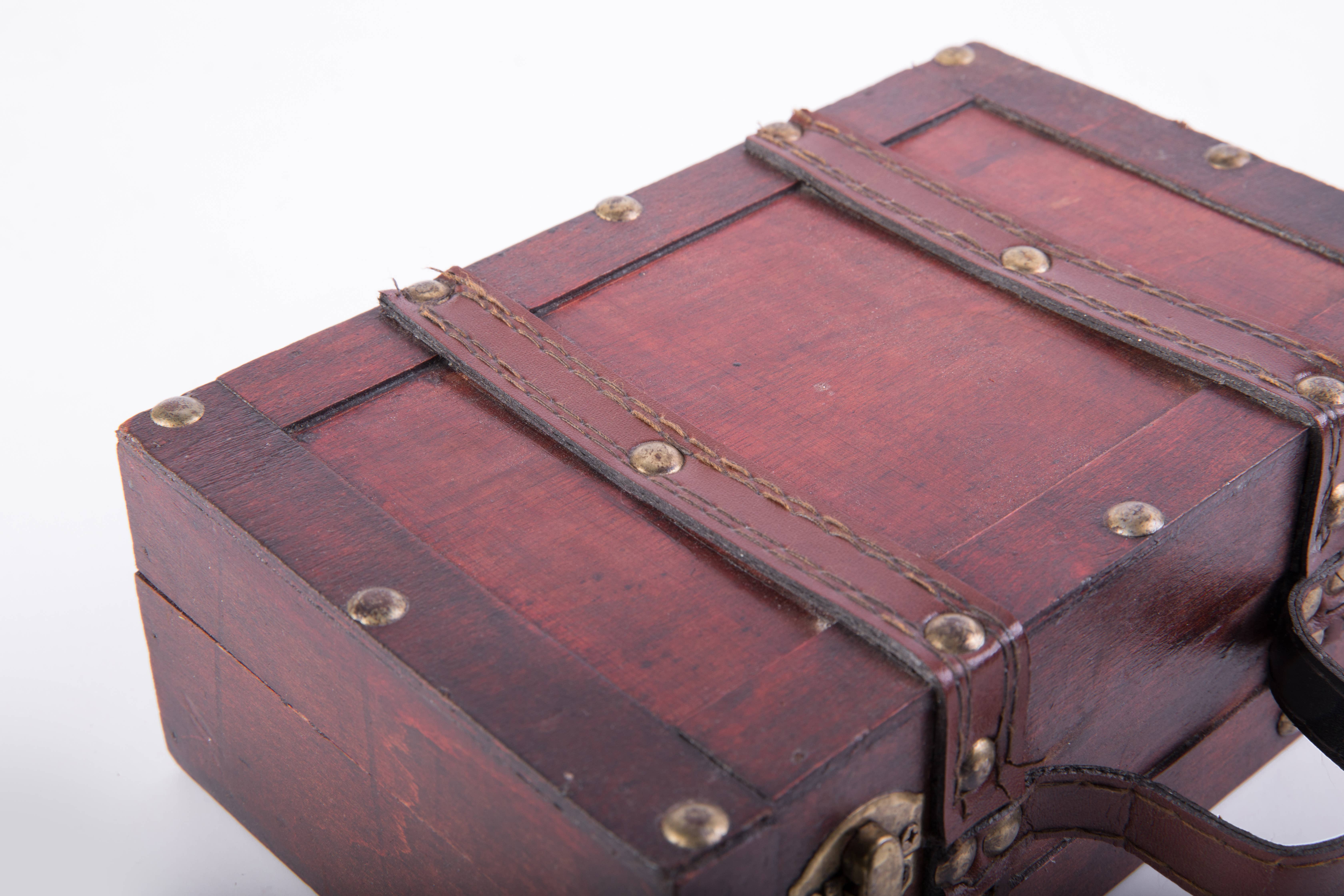 Quickway Imports - Vendita all'ingrosso Scatole decorative - Piccola valigia antica in legno con cinghie e manici in pelle3