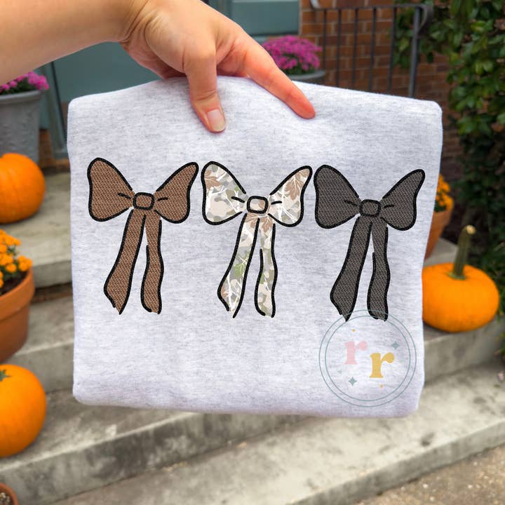 Sweat-shirt à col rond graphique avec nœuds coquette trio camouflage pour la vente par Rebellious Rose LLC