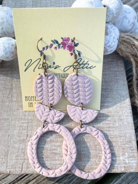 Beige 3-delt abstrakt erklæring ler ørering for engroshandel hos Nina’s Attic