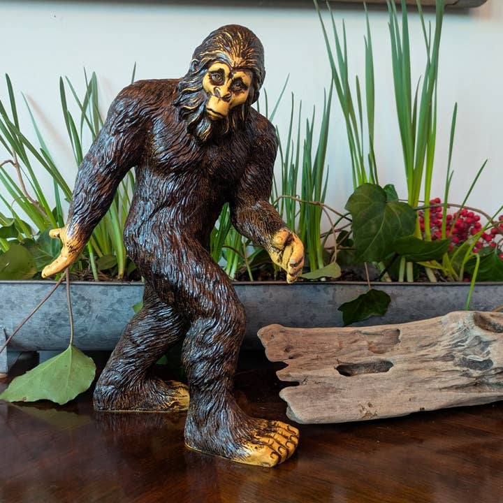 Bigfoot Klassische Stehende Statue 11,5 Zoll H mit Metallpfahl für den Großhandel von John Bernard & Company