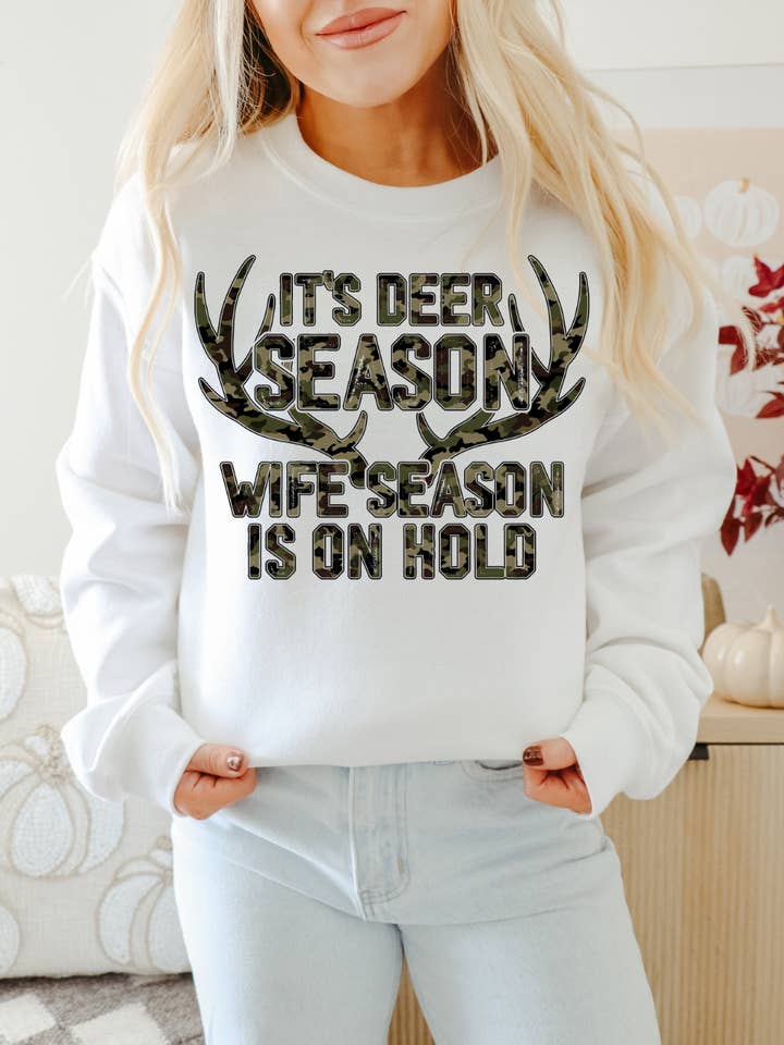 Temporada de Ciervos Camuflaje Temporada de Esposas Sudadera Gráfica para Adultos para venta al por mayor de Uncommon Label