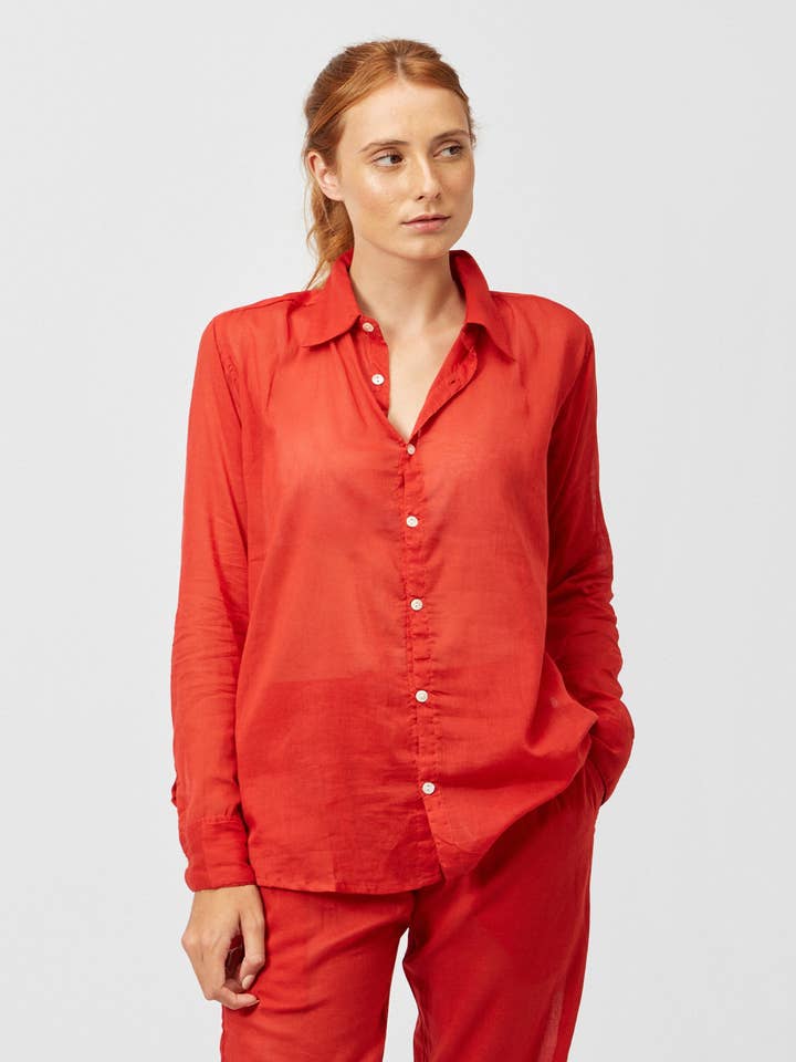 ESSENTIELLES HEMD IN ROT für den Großhandel von C.R.T.D