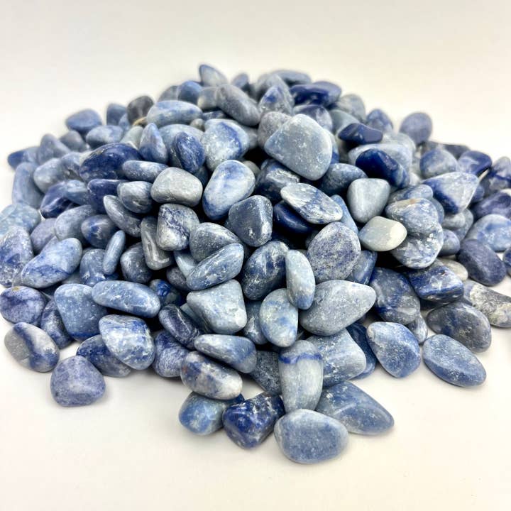Blue Quartz | Tumbled | Kilo | Brazilië | Kies een maat! voor wholesale door Pelham Grayson Rose