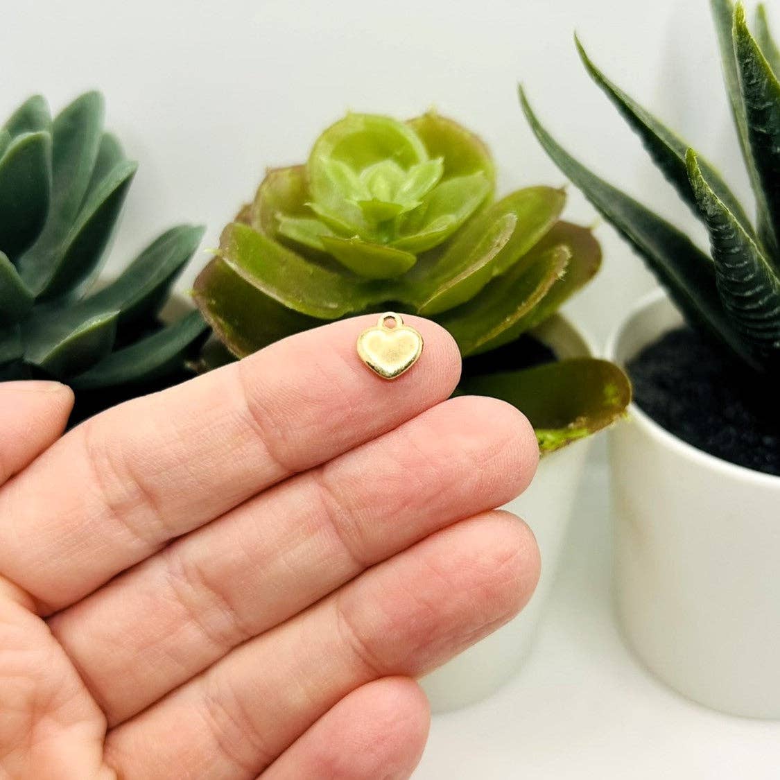 Guerrilla Charm - Vente Breloques/médailles personnalisées - Petits pendentifs cœur en émail orange et or, 8x7,5 mm1