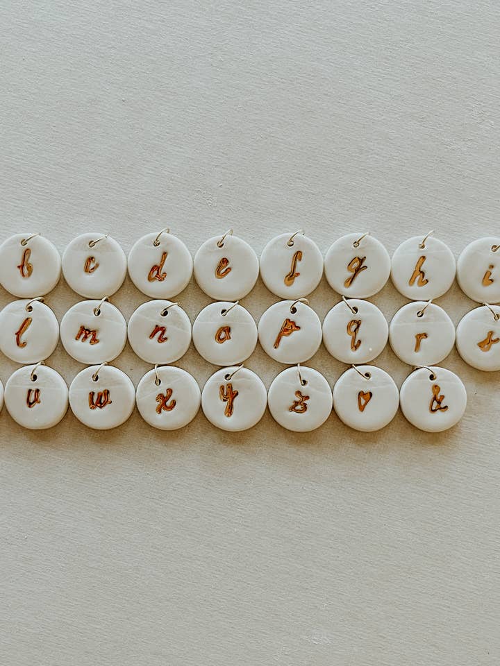 Ciondolo con iniziale in porcellana per la vendita all'ingrosso da parte di Good Mud Ceramics