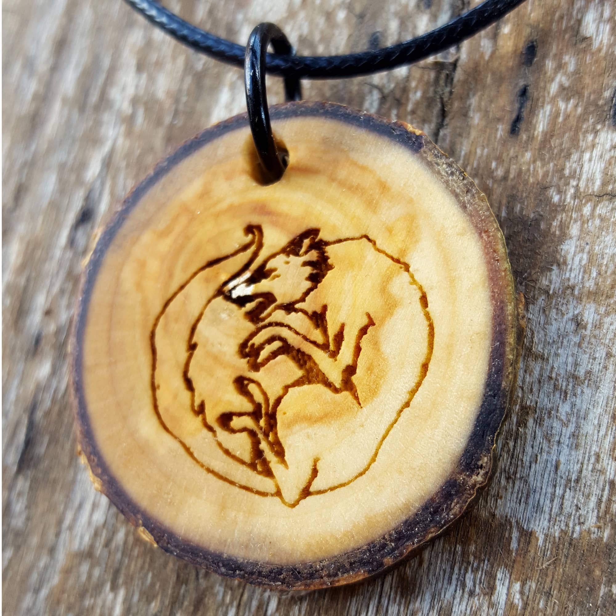 Lyoncraft – Colar pingente/pendente por atacado – Colar de pingente de madeira de lobo pulando, fatia de árvore natural8