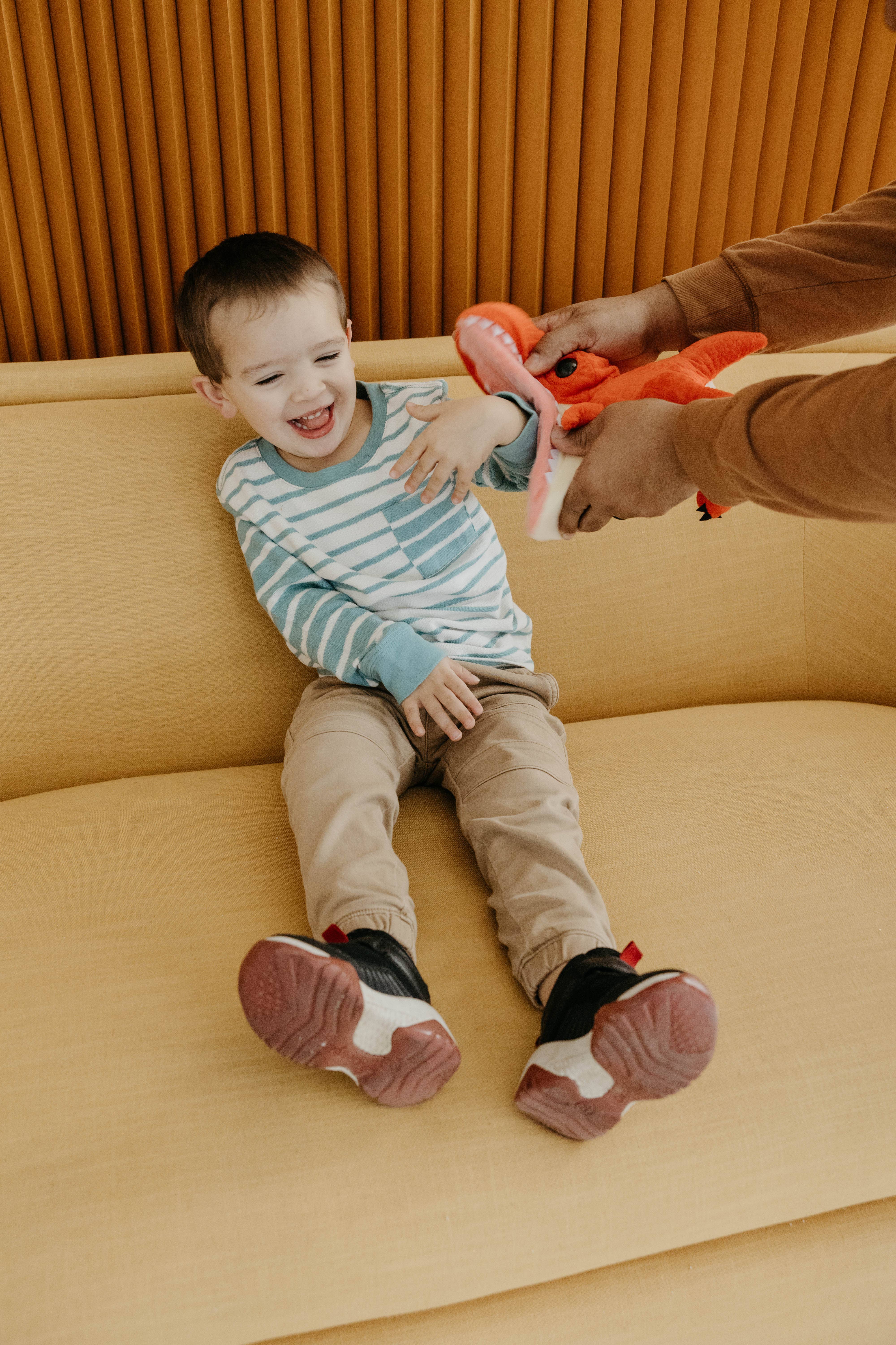 The Petting Zoo – Engroshandel Plyslegetøj - Børn og baby – 9" (23 cm) Slapstix Armbånd T-Rex Dinosaur Plysdyr Rød3