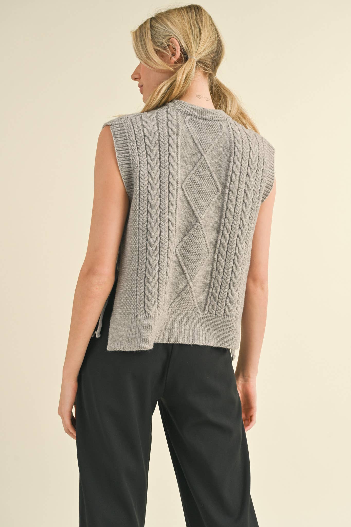 &MERCI - Wholesale Sweater Vest - Women's - CABLE KNIT SIDE TIE SWEATER VEST MSW1063715