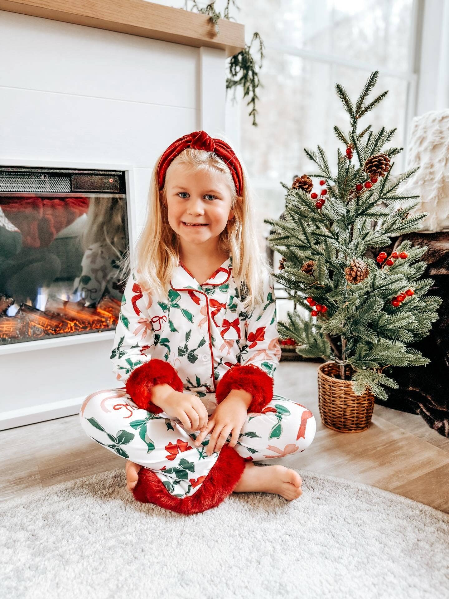 Rylee Faith Designs - Vente Haut et bas de pyjama – enfant - Ensemble de pyjama de Noël à imprimé nœud de fête – Vêtements de nuit confortables pour filles avec bordure rouge7