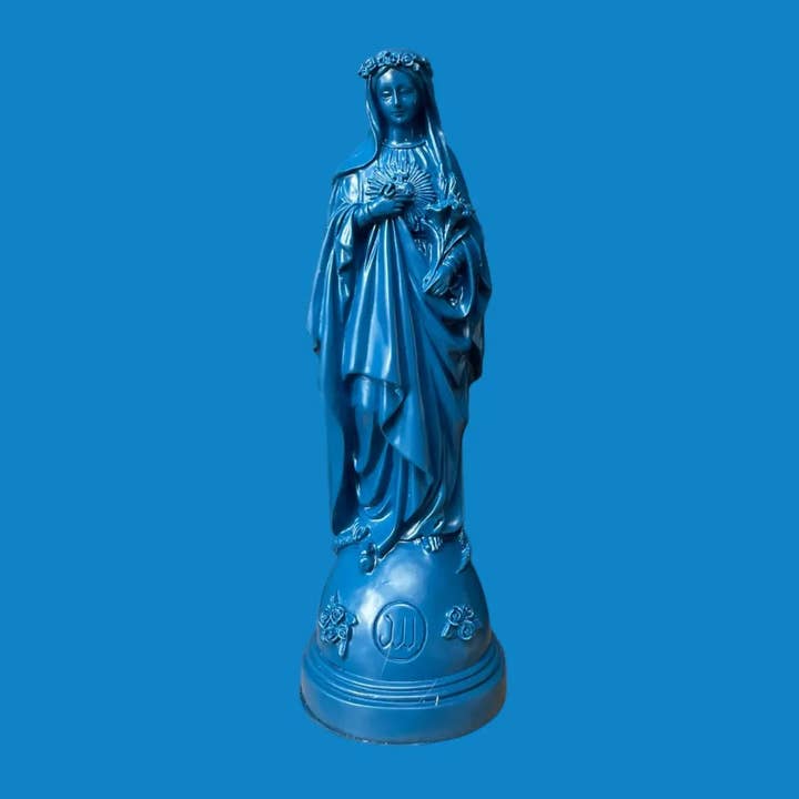 Statuetta Maria con fiori - Blu oltremare per la vendita all'ingrosso da parte di J'ai vu la Vierge
