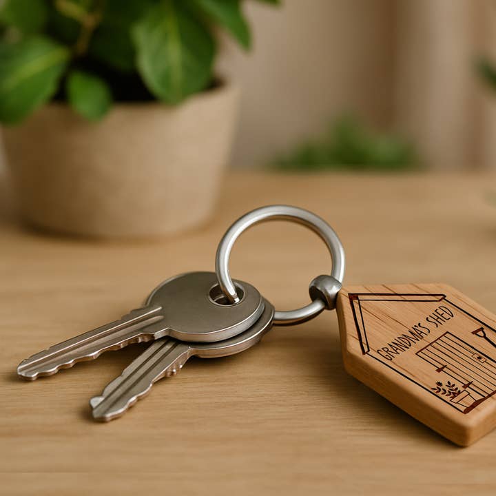 CGB Giftware - Wholesale Keychain – Unisex - 'Grandma's Shed' Oak House Keyring0