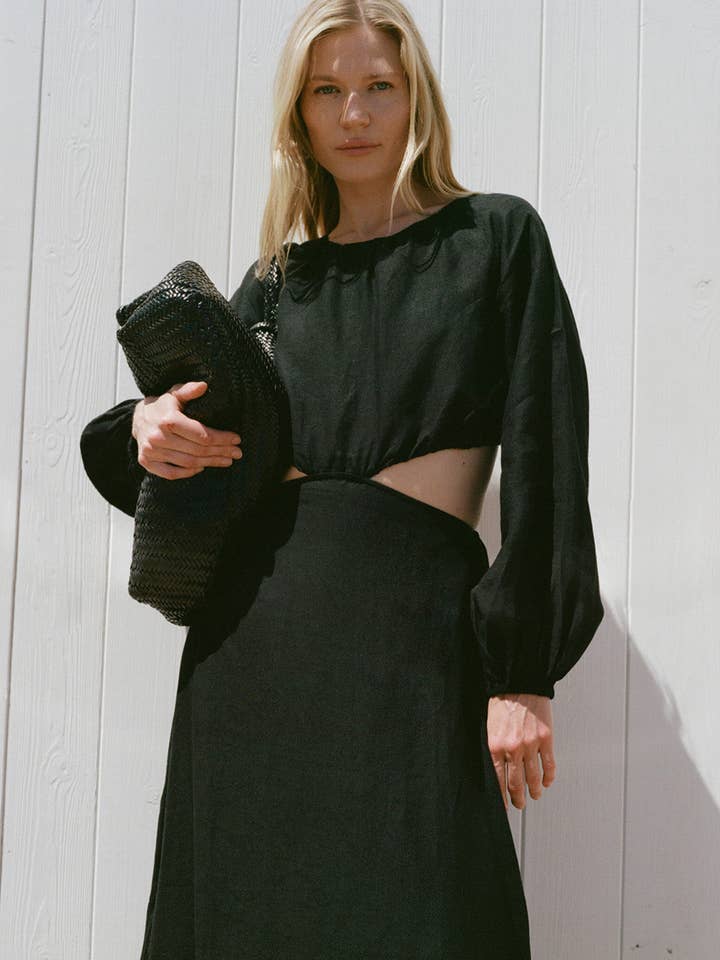 L'Abito Maxi Emilia Cut-Out in nero per la vendita all'ingrosso da parte di arkitaip