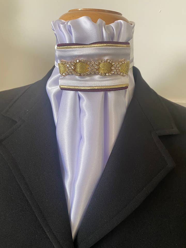 HHD Dressuurstropdas 'Emily' in bordeaux en goud voor wholesale door Heavenly Horse Designs