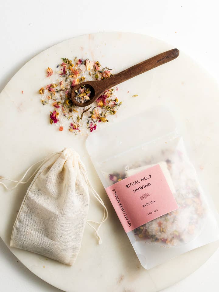 Ritual No. 7 Unwind - Thé de Bain Botanique au Vetiver et Lavande pour la vente par Wildflower Rituals