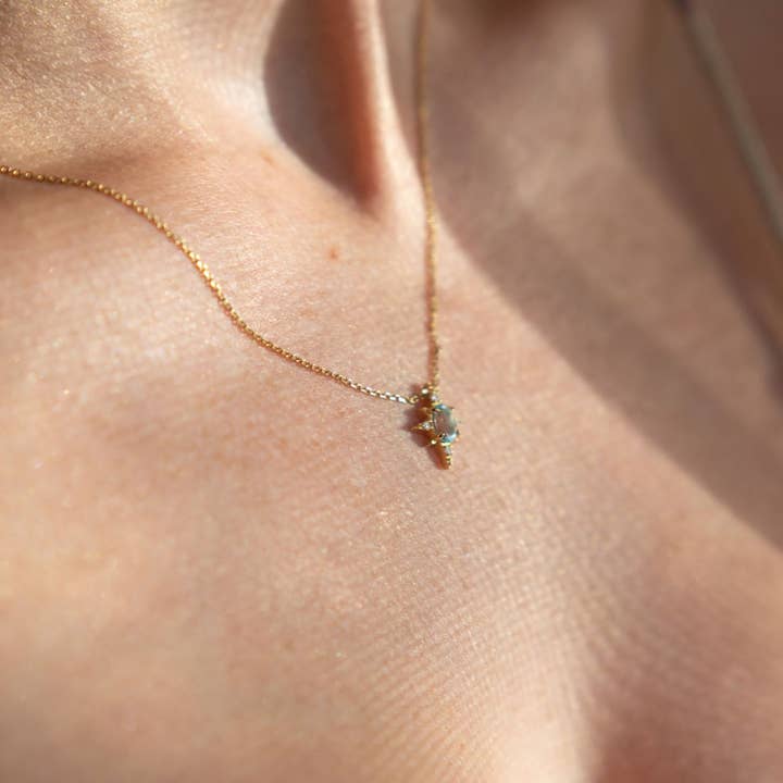 Azura Jewelry – Großhandel Kette mit Anhänger/Charm – Ozean Stern Himmelblau Topas Halskette (Gelbgold)