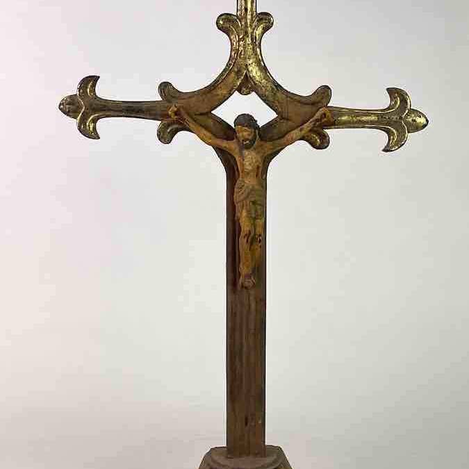 Antikes französisch-vietnamesisches katholisches Kruzifix für den Großhandel von The Niger Bend