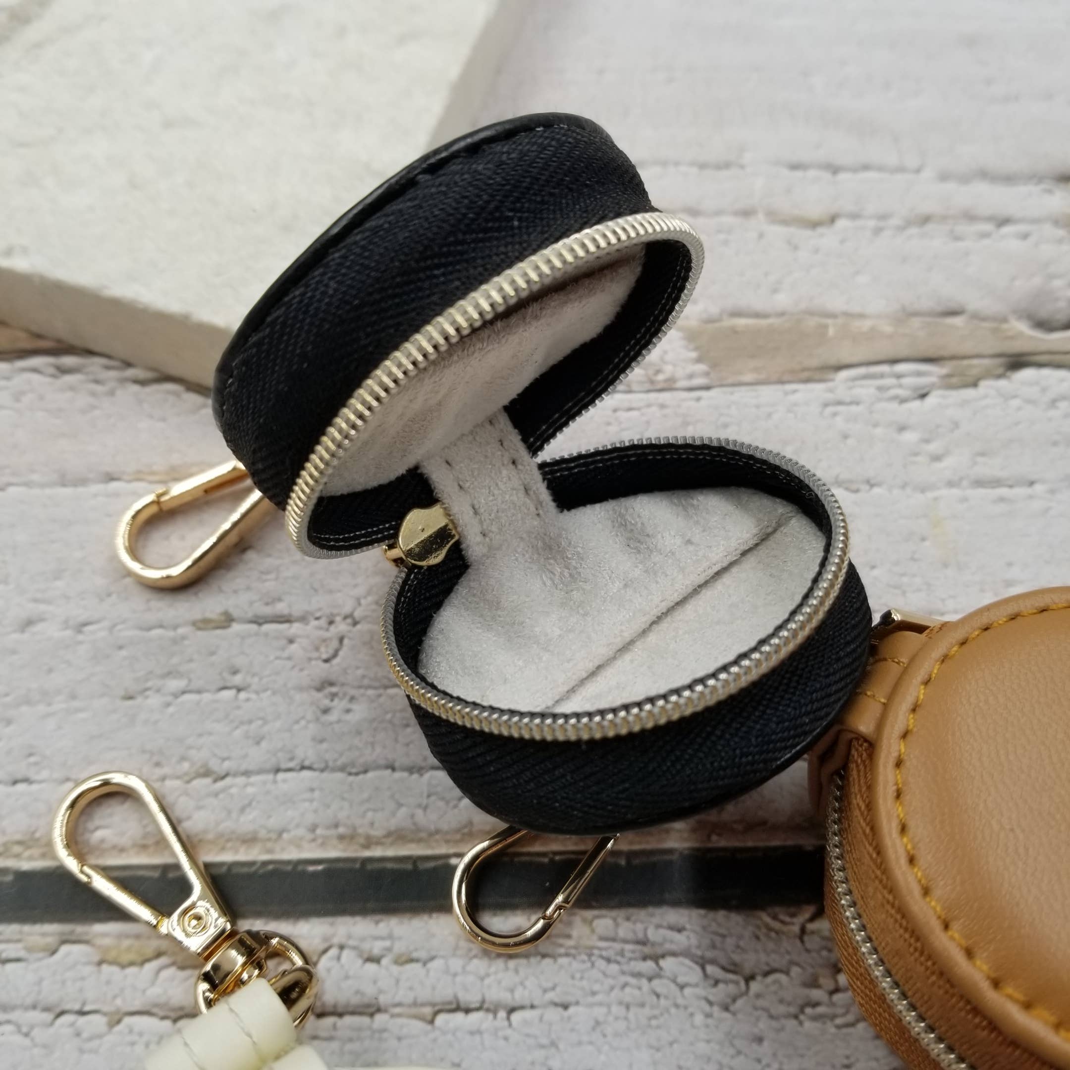 Treasure Wholesale - Wholesale Jewelry Box/Organizer - Portable Travel Mini Leather Jewelry Box1