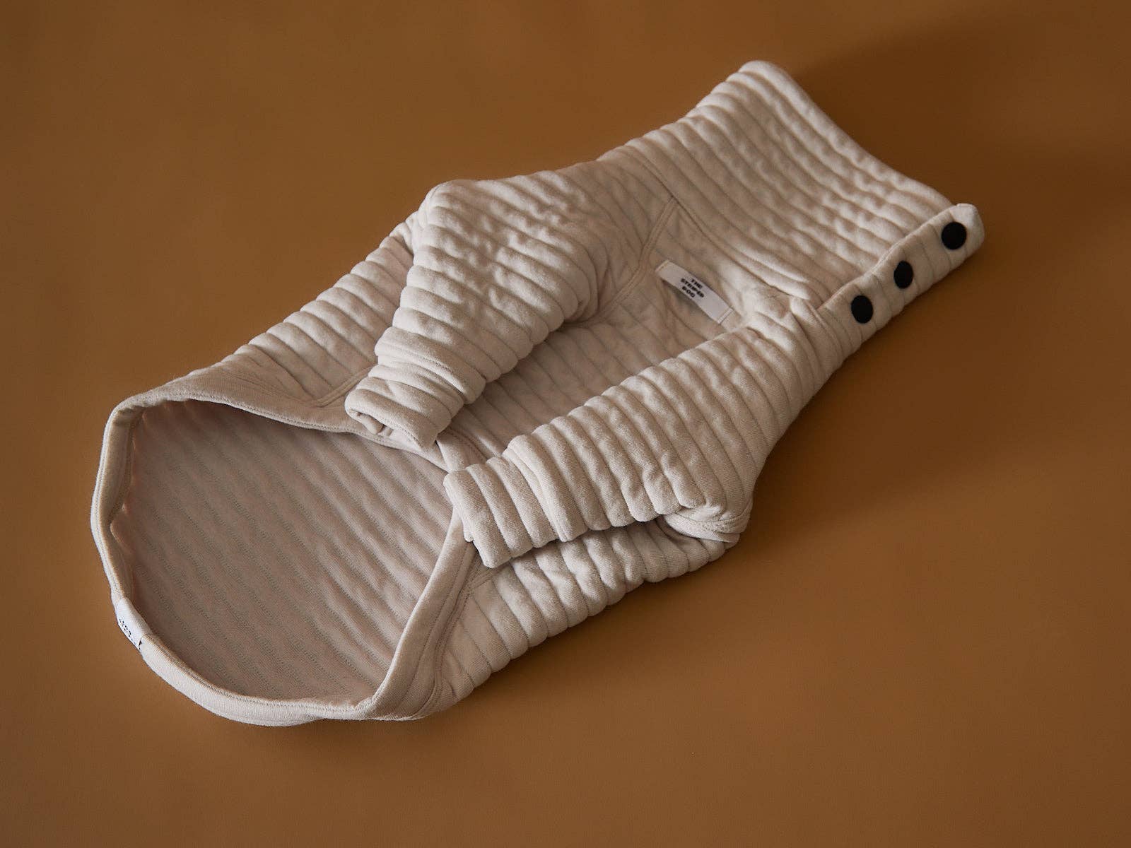 The Striped Dog – Großhandel Haustier-Pullover – Hund – Gesteifter Rollkragenpullover in Sand mit italienischem Windhund- / Whippet-Motiv PROVENCE6