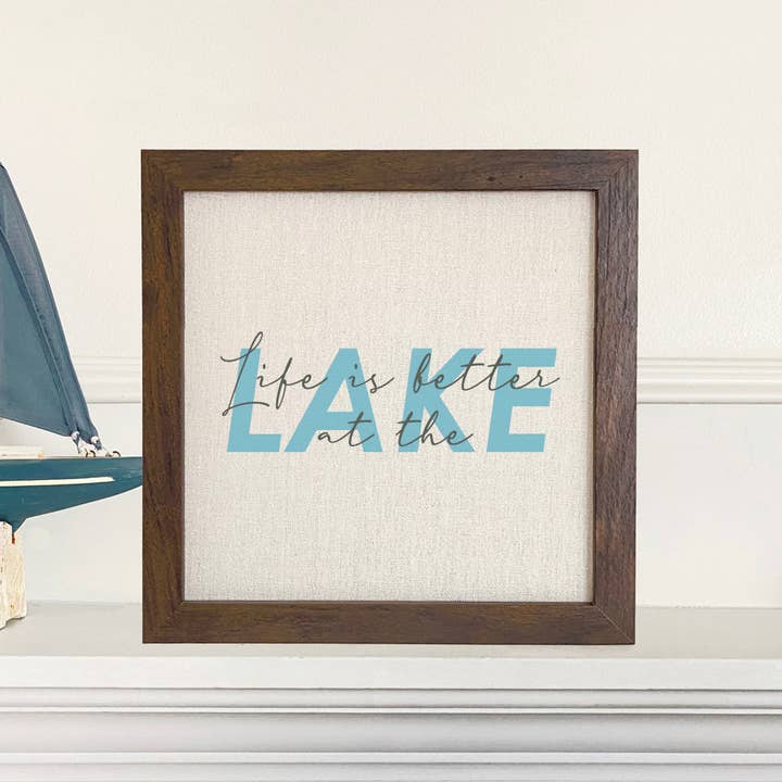 Life is Better at the Lake (Script Overlay) - Panneau encadré pour la vente par Cottage Shore