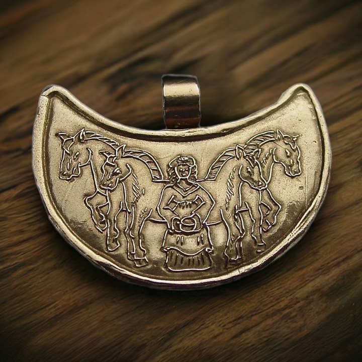 Pendentif Epona de la déesse galloise - Rhiannon pour la vente par Vis a Vis Jewelry