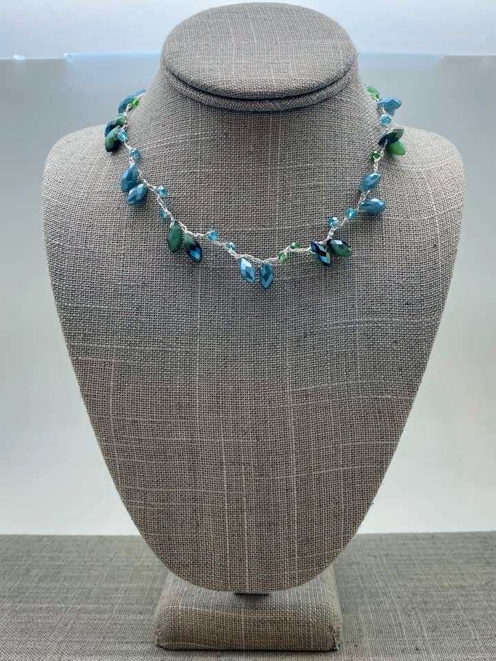 Zijden ketting met druppels van geslepen glas voor wholesale door Crossroads Accessories Inc