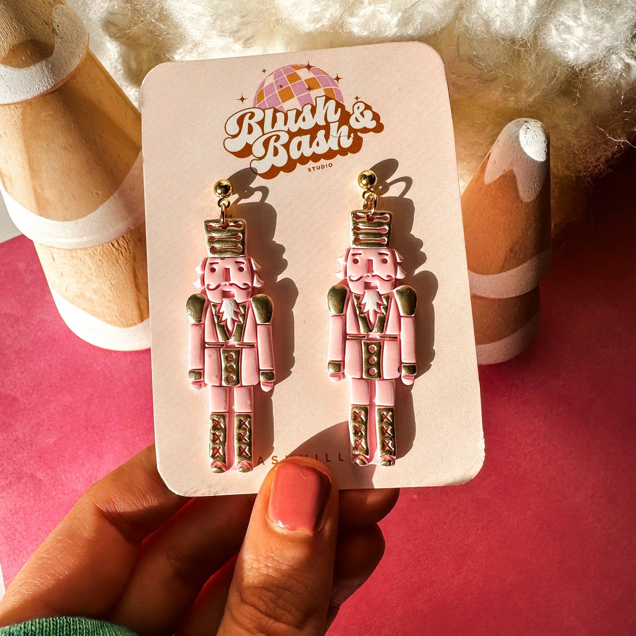 Blush and Bash Studio - Vente Boucles d'oreilles pendantes - Boucles d'oreilles pendantes en forme de casse-noisette roses peintes à la main1