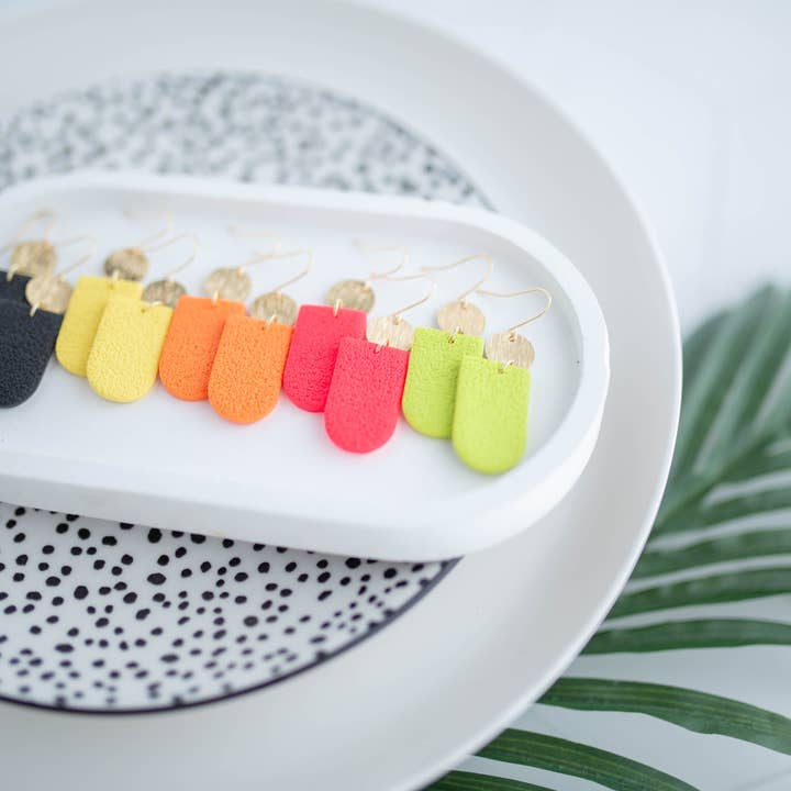 Ohrringe aus Ton | Einfache Anhänger | Neon+Noir-Kollektion für den Großhandel von Hazel n Blue