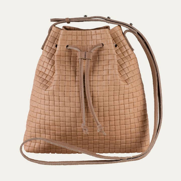 Mini schoudertas | Lichtbruin geweven leer + zilveren hardware voor wholesale door Paulyjen