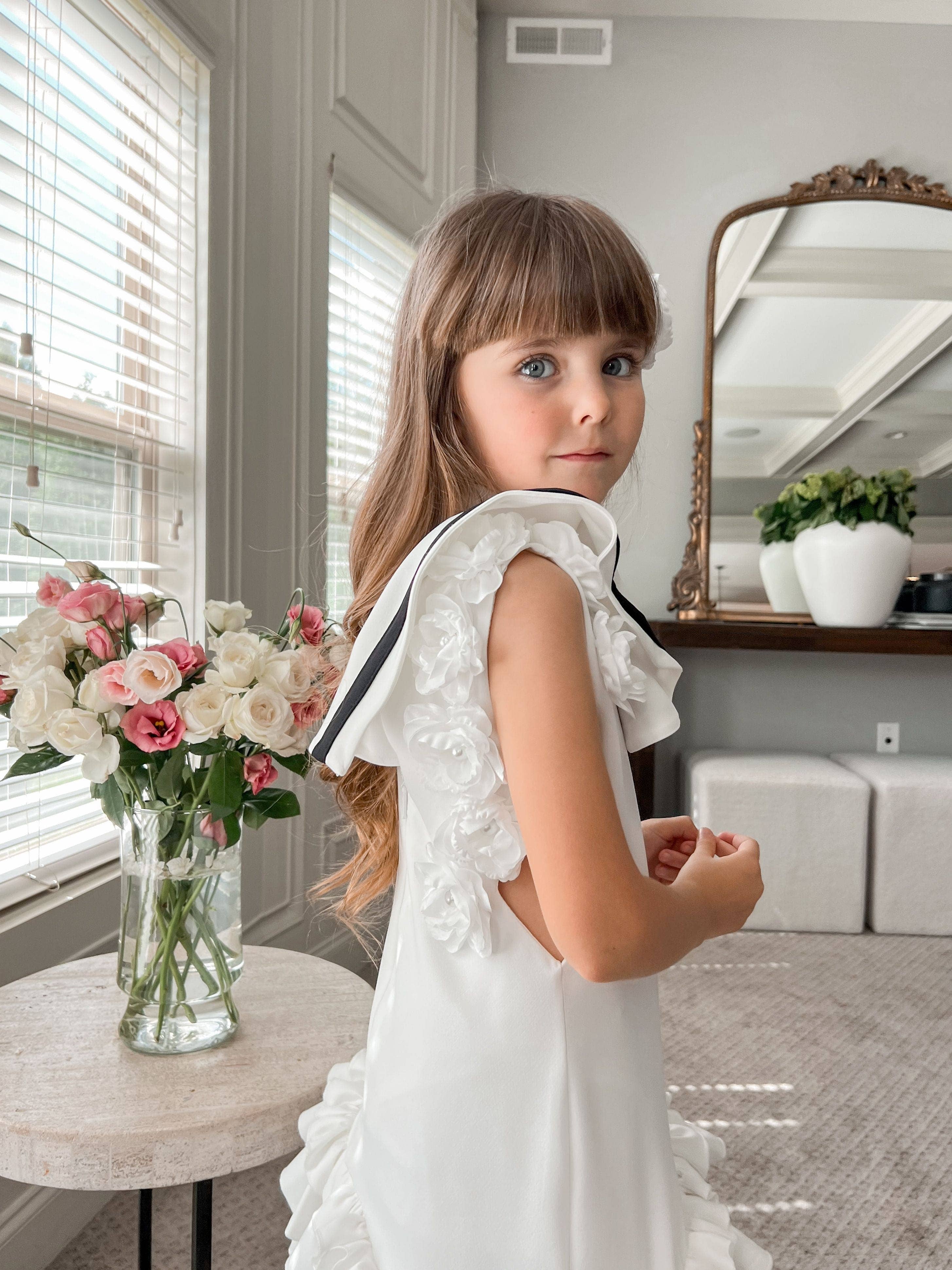 Petite Maison Kids – Großhandel Kleid – Kinder – Alex Weißes Rüschenkleid mit schwarzer Kontrastlinie16
