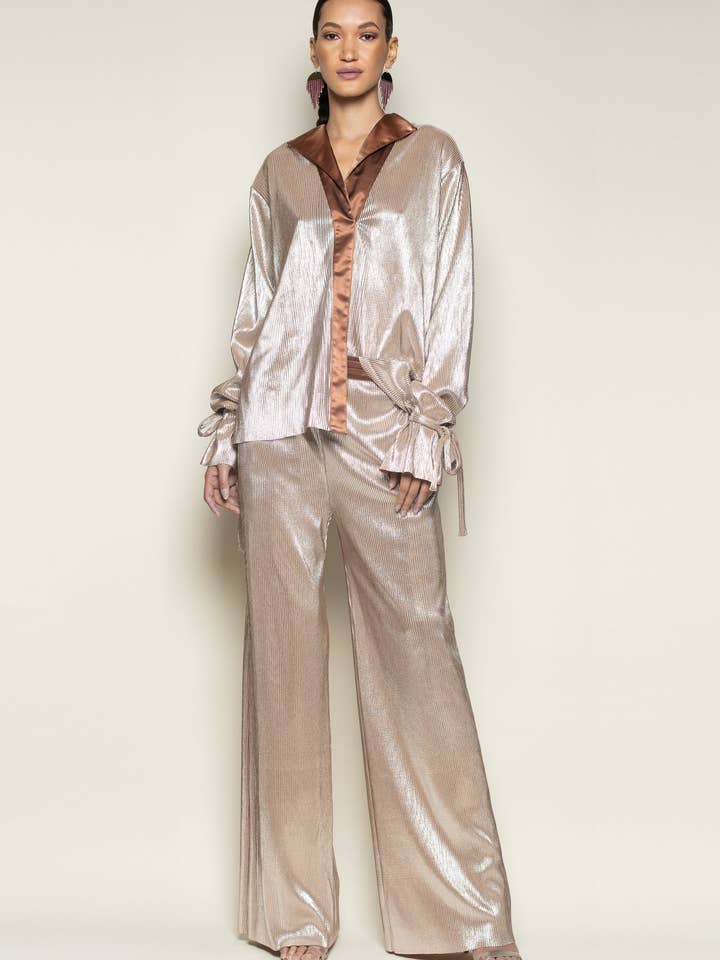 Top smoking con maniche a cravatta plissettato in oro rosa per la vendita all'ingrosso da parte di Terese Sydonna