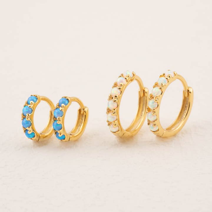 orecchini a cerchio piccoli opalescenti per la vendita all'ingrosso da parte di DHDL