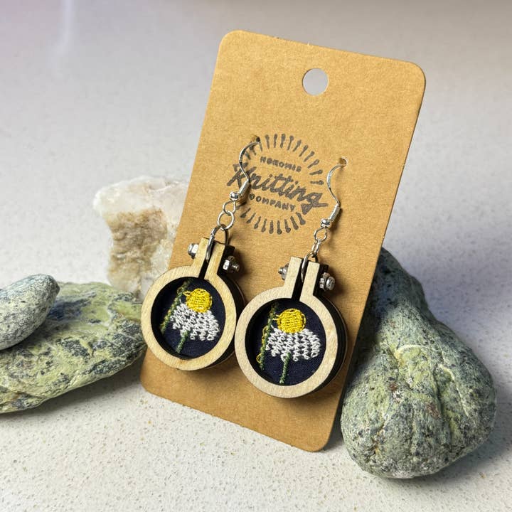 Boucles d'oreilles brodées de fleurs de marguerite - Mini cerceaux en bois pour la vente par Yarn Revival by NokoKnitCo