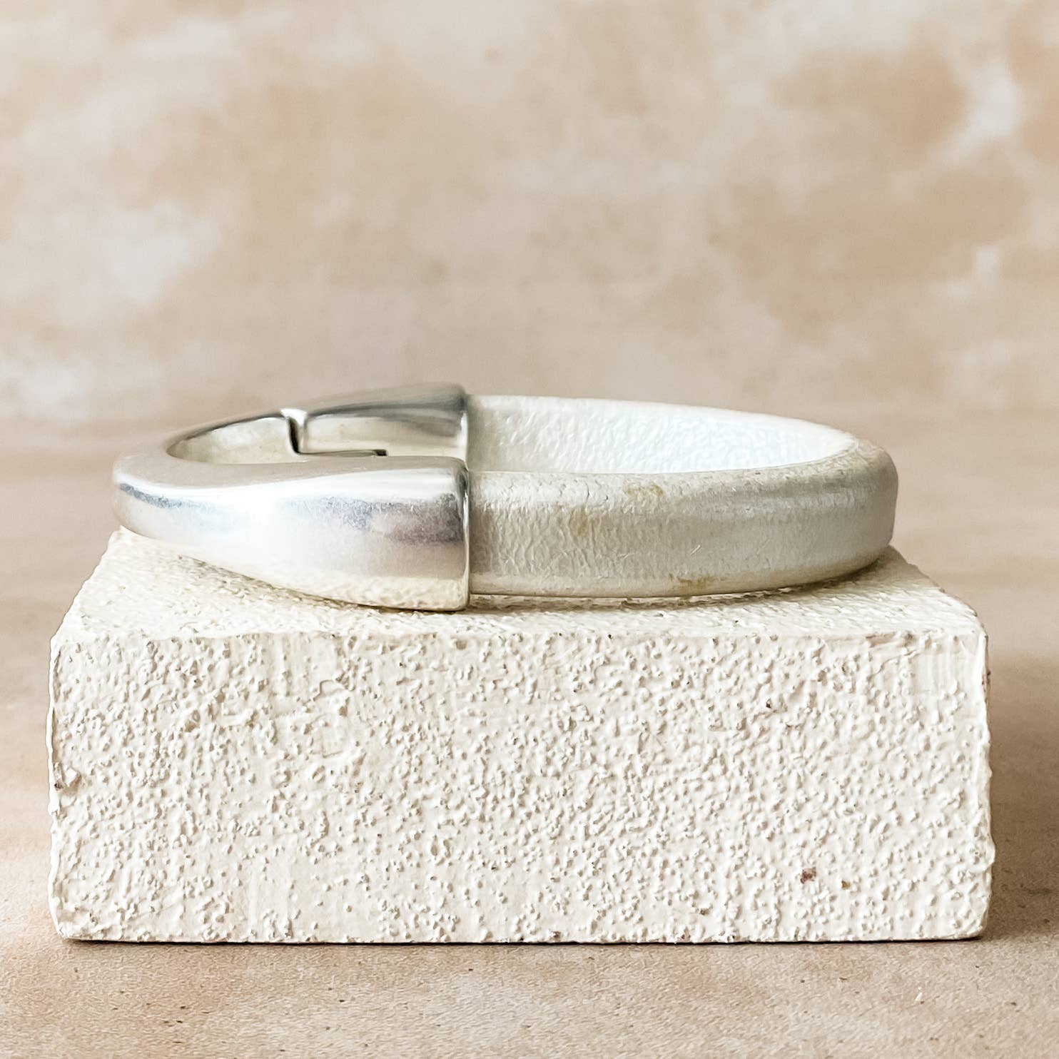 Diana Kauffman Designs - Vendita all'ingrosso Bracciale a polsino - Bracciale breakaway in pelle/Argento7