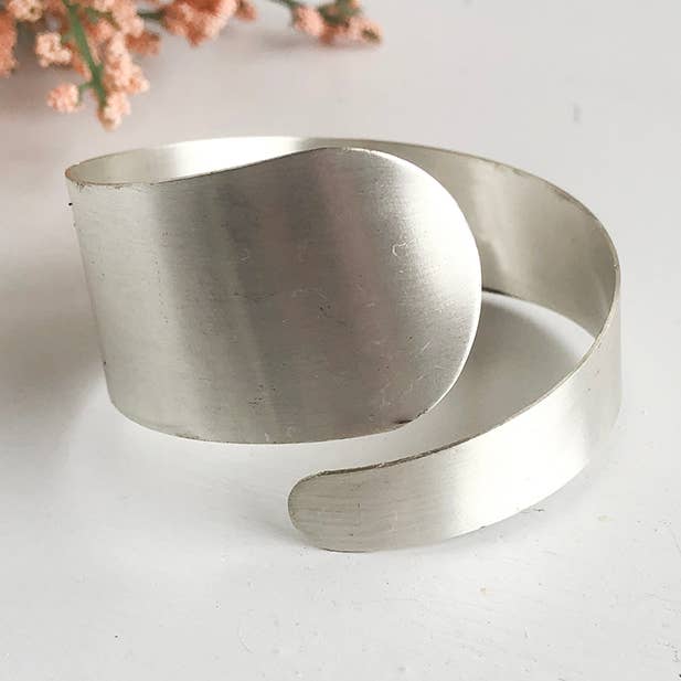 Manchette Wraparound - Argent pour la vente par WorldFinds