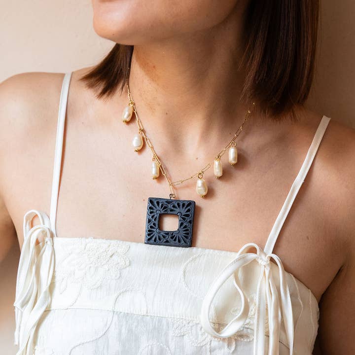 Collar de Encanto Hecho a Mano Pieza de Declaración de Arcilla Negra para venta al por mayor de Origin Mexico