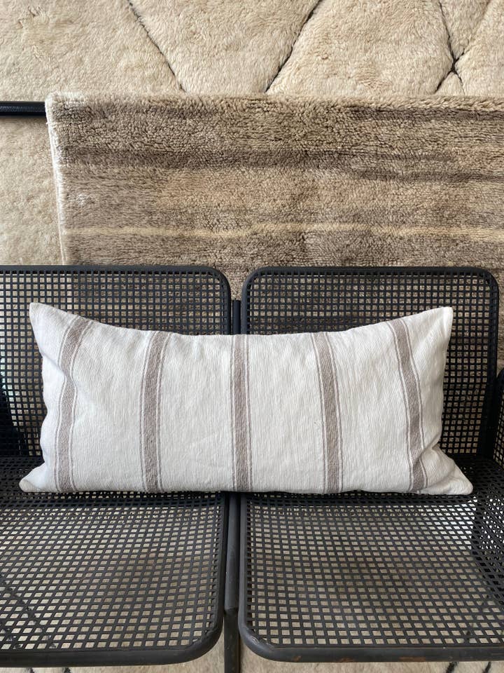 Coussin Rayé Long • Gris pour la vente par Berber Designers