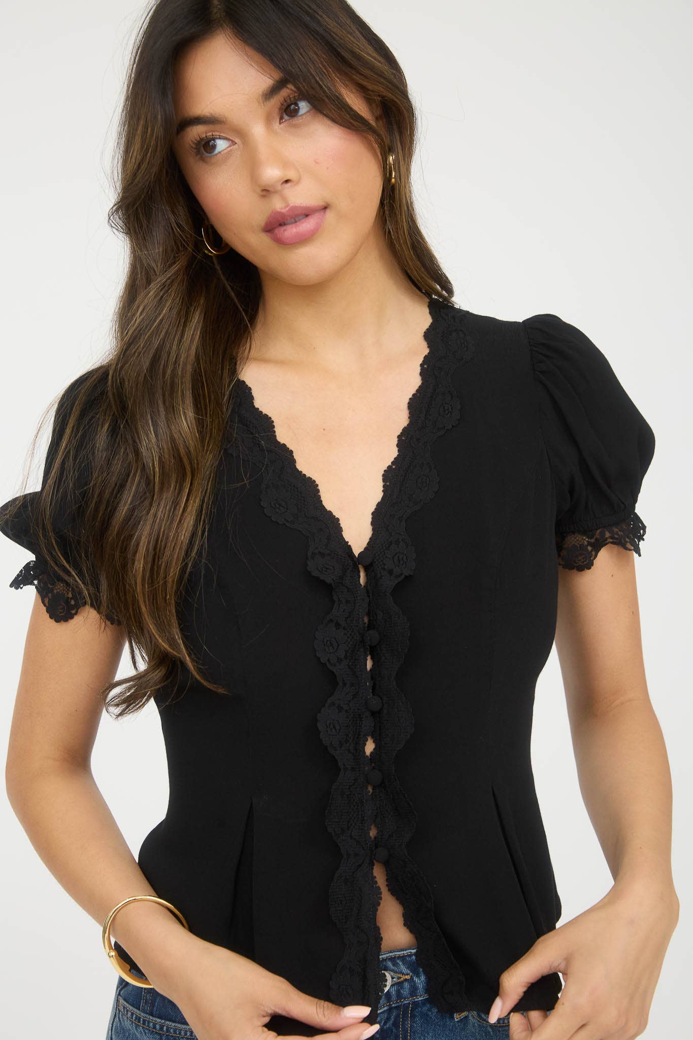 The Workshop Studio – Blusa - Mulher por atacado – BLOUSA DE MANGAS BUFANTES COM BOTÕES E RENDAS10