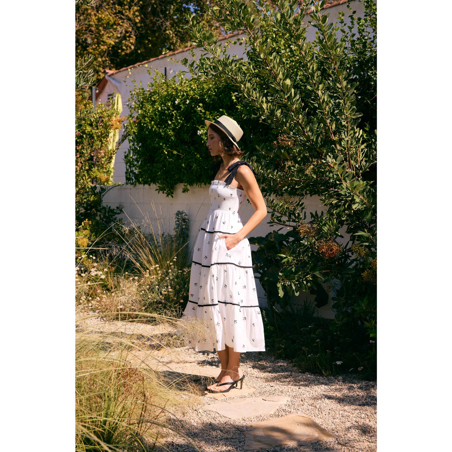 BRANCO ESBRANCO/PRETO ALÇAS DE FITA PARA VESTIDO MIDI COM LAÇO DE ALGODÃO FLARE para venda a revendedores na Faire9