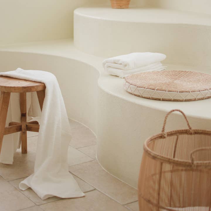 Cotton White Towels Set 2 bath 2 hand 2 wash cloths 1 glove
for wholesale on Faire6